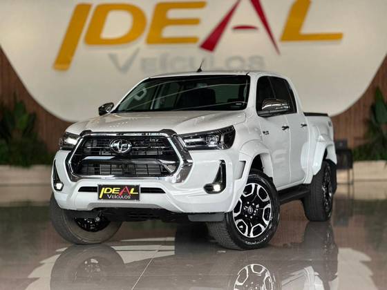 TOYOTA HILUX 2.8 D-4D TURBO DIESEL CD SRX PLUS 4X4 AUTOMÁTICO